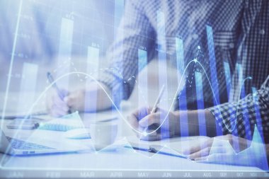 Arka planda bilgisayarda çalışan bir adamla birlikte çok sayıda formasyona maruz kaldık. Pazar analizi kavramı.