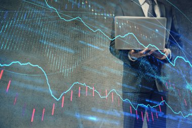 Arka planda dizüstü bilgisayar üzerinde çalışan işadamı ile Forex grafiği. Sert çalışma kavramı. Çoklu pozlama.