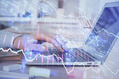 Arka planda dizüstü bilgisayar üzerinde çalışan adam ile borsa grafiği çift pozlama. Finansal analiz kavramı.