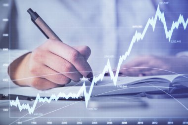 Forex grafik hologramı ile not lar yapan kadın ellerinin çoklu pozlaması. Konsept borsa analizi.