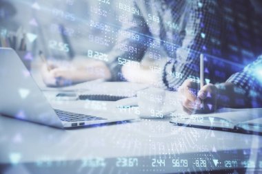 Arka planda bilgisayarda çalışan bir adamla birlikte çok sayıda formasyona maruz kaldık. Pazar analizi kavramı.