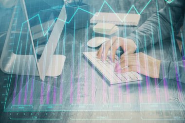 Adam ile mali grafik çift pozlama arka planda ofiste çalışır. Analiz kavramı.