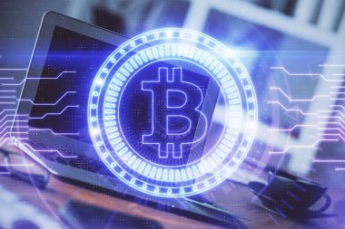 Blockchain temalı holograma ve bilgisayar arkaplanlı masaya çoklu maruz kalma. Bitcoin şifreleme para birimi kavramı.