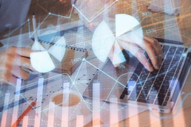 Arka planda ofiste bilgisayarda çalışan işadamı ile Forex grafiği. Sert çalışma kavramı. Çift Pozlama.