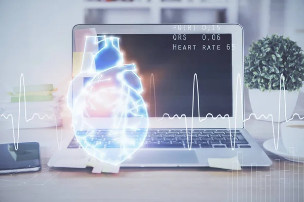 Latar belakang komputer meja dan gambar jantung. Ganda paparan. Konsep studi medis dan kesehatan. — Stok Foto