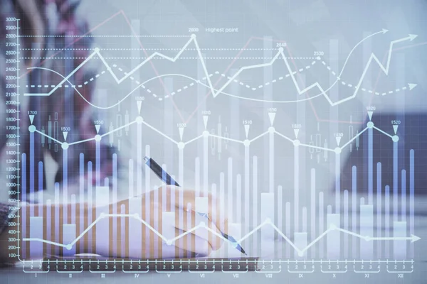 Una mujer escribe información sobre el mercado de valores en bloc de notas. Hologramas gráfico de divisas en frente. Concepto de investigación. Doble exposición —  Fotos de Stock