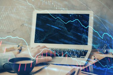 Arka planda ofiste bilgisayarda çalışan işadamı ile Forex grafiği. Sert çalışma kavramı. Çift Pozlama.