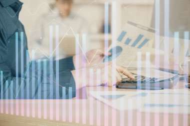 Adam arka planda ofiste bilgisayarda yazarak grafik çift pozlama. Zor iş kavramı. Closeup.