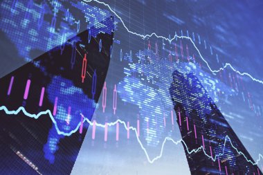 Yüksek binaların arka planında çoklu pozlama olan eski şehir haritası. Finansal araştırma kavramı.