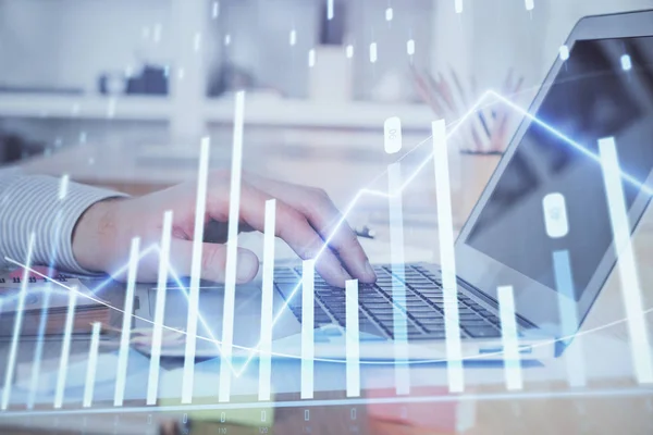 Doble exposición del gráfico del mercado de valores con el hombre trabajando en el ordenador portátil en el fondo. Concepto de análisis financiero . —  Fotos de Stock