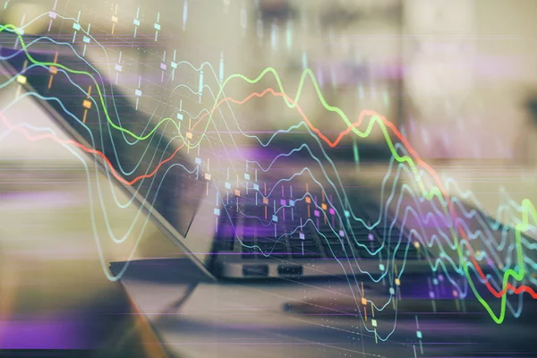 Holograma gráfico Forex na tabela com fundo do computador. Dupla exposição. Conceito de mercados financeiros . — Fotografia de Stock