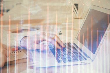 Arka planda dizüstü bilgisayar üzerinde çalışan adam ile borsa grafiği çift pozlama. Finansal analiz kavramı.