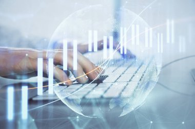 Arka planda ofiste bilgisayarda çalışan işadamı ile Forex grafiği. Sert çalışma kavramı. Closeup. Çoklu pozlama.