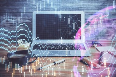 Grafik ve finansal bilgilere çifte maruz kalma ve bilgisayar geçmişi olan çalışma alanı. Uluslararası çevrimiçi ticaret kavramı.