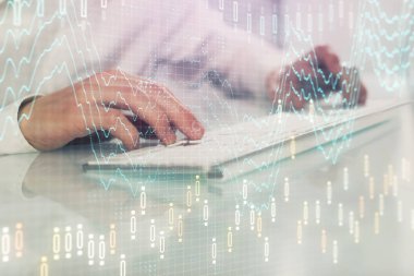 Adam arka planda ofiste bilgisayarda yazarak grafik çift pozlama. Zor iş kavramı. Closeup.