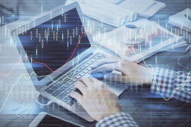 Arka planda bilgisayarla çalışan bir adamla iki kez ön x çizelgesine maruz kaldık. Pazar analizi kavramı.