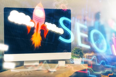 Bilgisayar ve seo çizim hologramı olan çok katmanlı bir tablo. Arama optimizasyon kavramı.