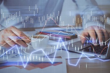 Arka planda ofiste bilgisayarda çalışan işadamı ile Forex grafiği. Sert çalışma kavramı. Çift Pozlama.