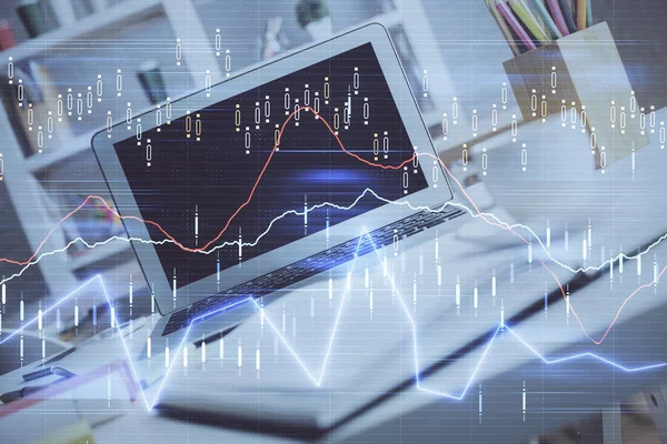 Ologramma del grafico del mercato finanziario e personal computer sullo sfondo. Doppia esposizione. Concetto di forex. — Foto Stock