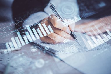 Bir kadın eller Not defteri hisse senedi piyasası hakkında bilgi yazma. Ön Forex grafik hologramlar. Araştırma kavramı. Çoklu pozlama