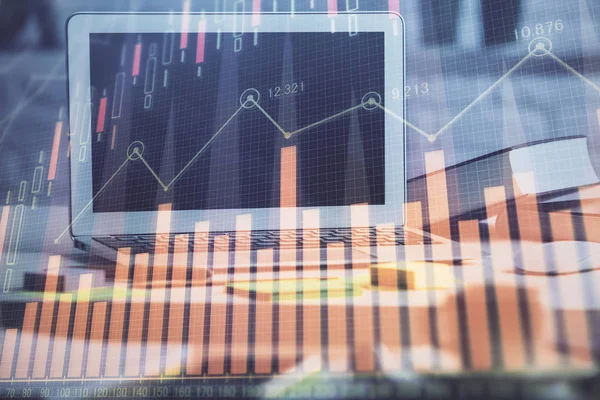 Finanzgrafik bunte Zeichnung und Tabelle mit Computer auf dem Hintergrund. Mehrfachbelichtung. Konzept der internationalen Märkte. — Stockfoto