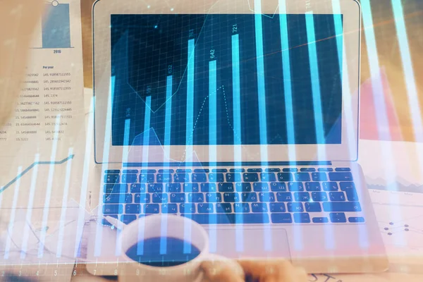 Holograma gráfico de Forex en la tabla con el fondo de la computadora. Doble exposición. Concepto de mercados financieros. —  Fotos de Stock