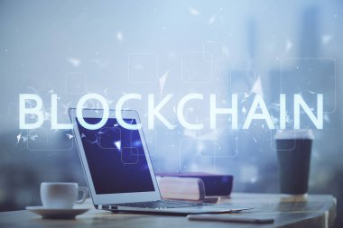 Blockchain temalı holograma ve bilgisayar arkaplanlı masaya çoklu maruz kalma. Bitcoin şifreleme para birimi kavramı.