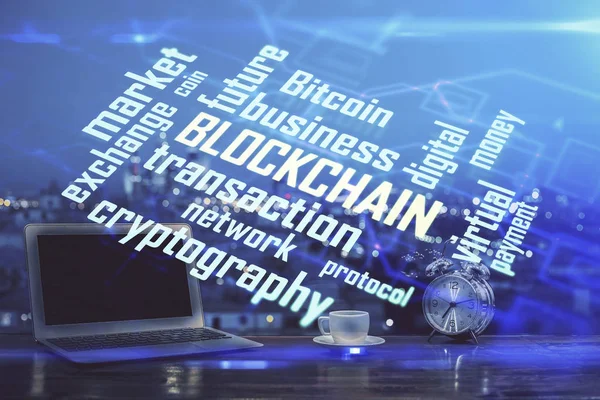 Exposition multiple de thème blockchain hologramme et table avec fond d'ordinateur. Concept de Bitcoin crypto-monnaie. — Photo