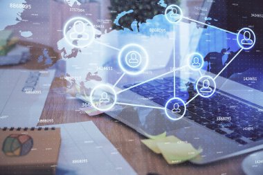 Sosyal ağ tema simgesi olan masaüstü bilgisayarı. Çoklu maruz kalma. Uluslararası bağlantılar kavramı.