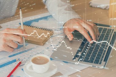 Arka planda ofiste bilgisayarda çalışan işadamı ile Forex grafiği. Sert çalışma kavramı. Çift Pozlama.