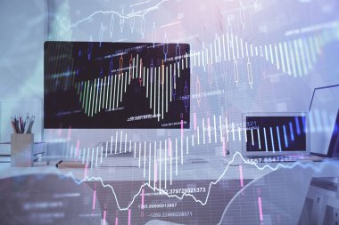 Masası ve kişisel bilgisayarı olan borsa grafiği. Çifte maruziyet. Mali analiz kavramı.