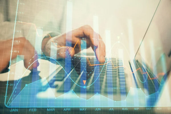 Dubbele blootstelling van de markt grafiek met de man die werkt op de computer op de achtergrond. Begrip financiële analyse. — Stockfoto