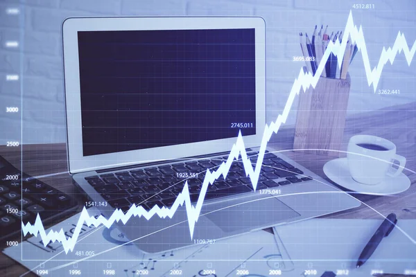 Grafico di borsa su sfondo con scrivania e personal computer. Doppia esposizione. Concetto di analisi finanziaria. — Foto Stock