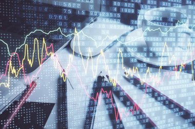Finansal pazar grafiği hologramı ve kişisel bilgisayar arka planda. Çoklu maruz kalma. Önx kavramı.