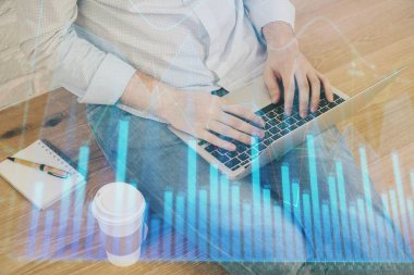 Dizüstü bilgisayar ve borsa grafik arka plan ile işadamları nın ellerini çift pozlama. Araştırma ve ticaret kavramı.