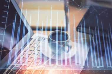 Masası ve kişisel bilgisayarı olan borsa grafiği. Çoklu maruz kalma. Mali analiz kavramı.