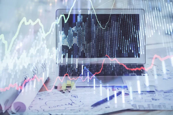 Голограма фондового ринку, намальована на фоні персонального комп'ютера. Подвійна експозиція. Концепція інвестицій . — стокове фото