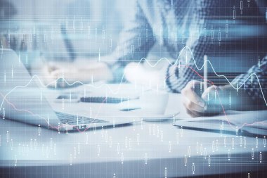 Arka planda bilgisayarda çalışan bir adamla birlikte çok sayıda formasyona maruz kaldık. Pazar analizi kavramı.