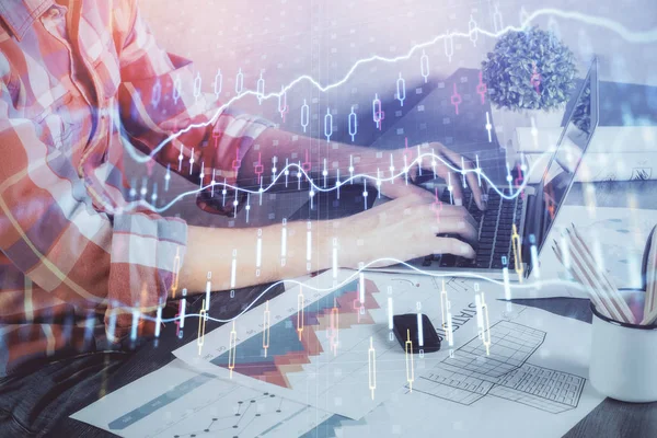 Doppelbelichtung des Aktiendiagramms mit dem Tippen des Geschäftsmannes am Computer im Büro im Hintergrund. Konzept der harten Arbeit. — Stockfoto