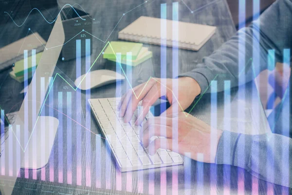 Gráfico de stock con hombre de negocios escribiendo en la computadora en la oficina en segundo plano. Concepto de análisis. Doble exposición . —  Fotos de Stock