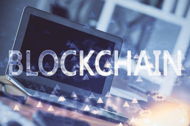Blockchain temalı holograma ve bilgisayar arkaplanlı masaya çoklu maruz kalma. Bitcoin şifreleme para birimi kavramı.