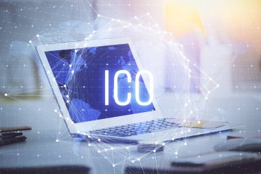 Blockchain temalı holograma ve bilgisayar arkaplanlı masaya çoklu maruz kalma. Bitcoin şifreleme para birimi kavramı.