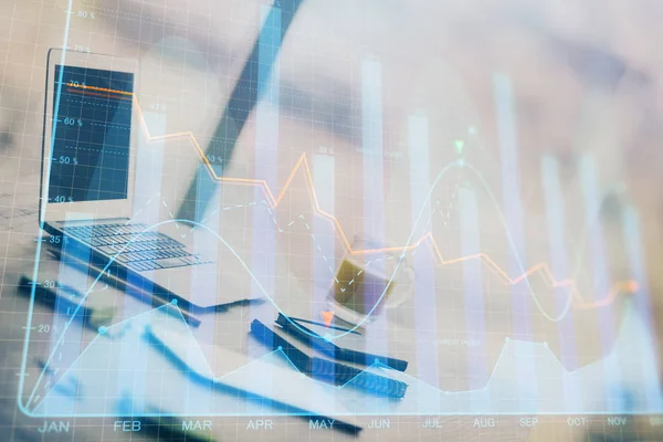 Forex Diagram hologram på bordet med datorbakgrund. Dubbel exponering. Begreppet finansiella marknader. — Stockfoto