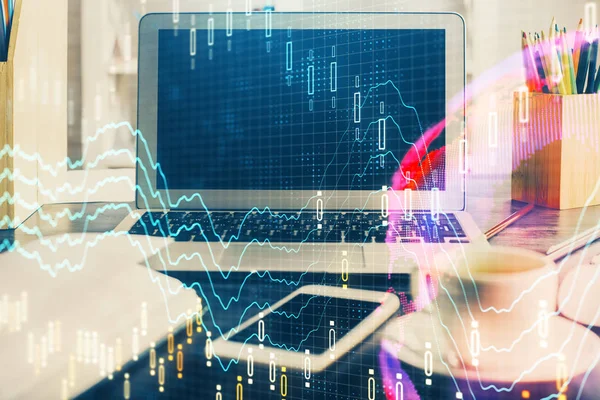 Hologramm für den Devisenmarkt und Personal Computer im Hintergrund. Mehrfachbelichtung. Investitionskonzept. — Stockfoto
