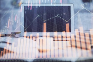 Finansal tablo çizimi ve arka planda bilgisayar olan bir tablo. Çifte maruziyet. Uluslararası pazarlar kavramı.