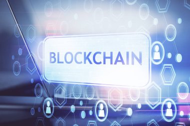 Blockchain temalı holograma ve bilgisayar arkaplanlı masaya çoklu maruz kalma. Bitcoin şifreleme para birimi kavramı.
