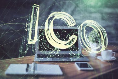 Blockchain temalı holograma ve bilgisayar arkaplanlı masaya çoklu maruz kalma. Bitcoin şifreleme para birimi kavramı.