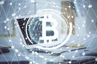Blockchain temalı holograma ve bilgisayar arkaplanlı masaya çoklu maruz kalma. Bitcoin şifreleme para birimi kavramı.