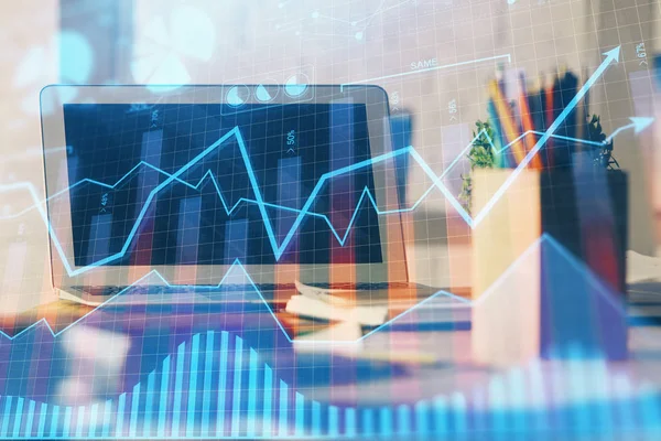 Zeichnung von Finanzdiagrammen und Tabelle mit Computer im Hintergrund. Doppelbelichtung. Konzept der internationalen Märkte. — Stockfoto