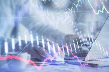 Arka planda bilgisayarda çalışan bir adamla ön x grafiğine iki kez maruz kalıyoruz. Pazar analizi kavramı.